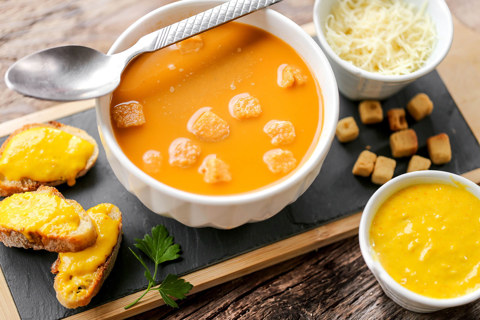 les produits de la mer et sauce d'accompagnement